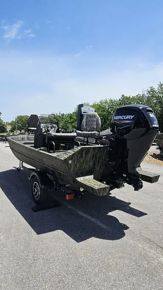 Slide: The Image of Lowe Roughneck 1760 Pathfinder 2025 - 8