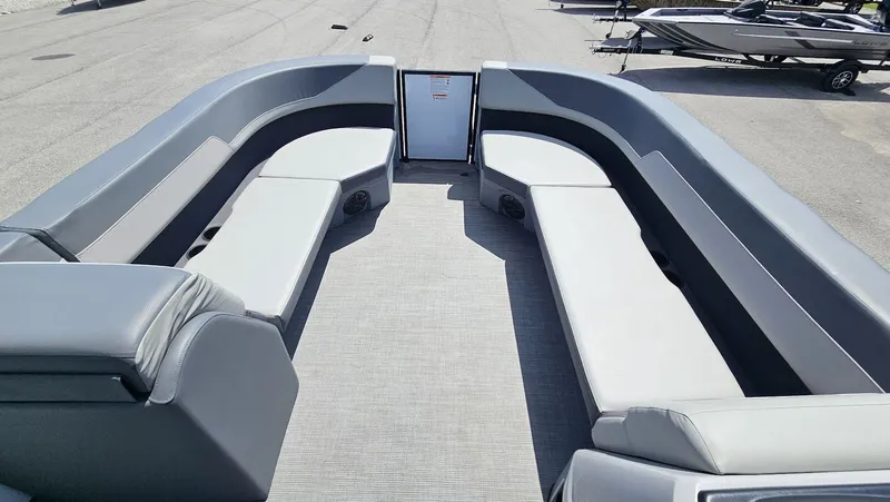 Slide: The Image of Lowe LS210 WT 2025 - 18