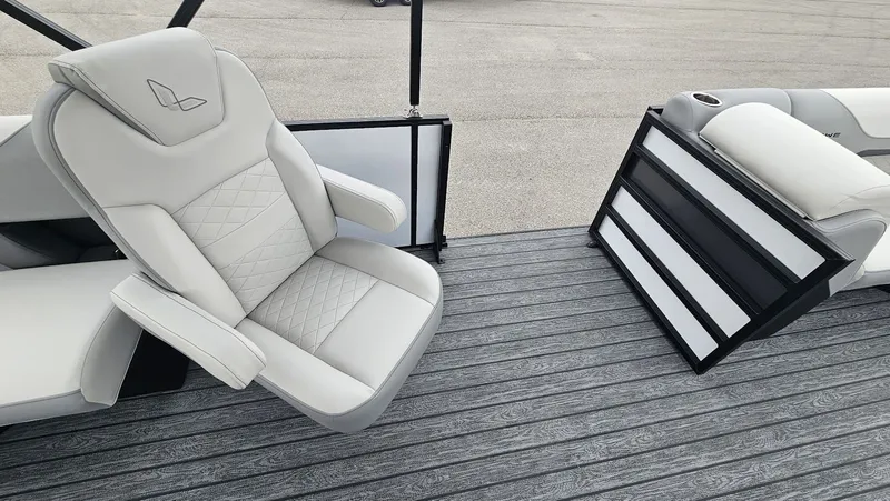 Slide: The Image of Lowe SS 210 WT 2025 - 19