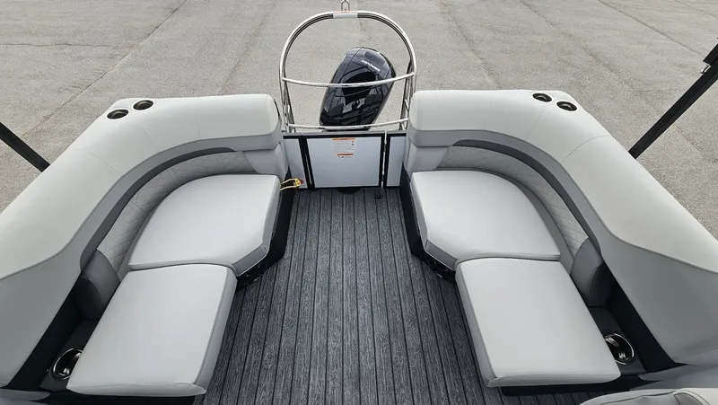 Slide: The Image of Lowe SS 210 WT 2025 - 21