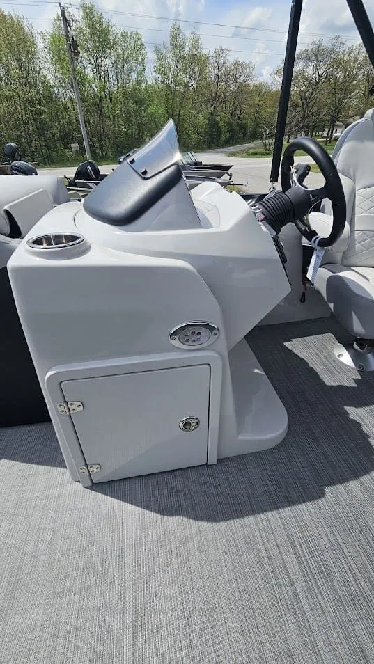 Slide: The Image of Lowe SS 210 WT 2025 - 18