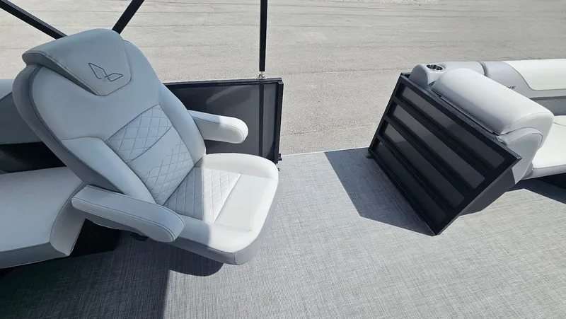 Slide: The Image of Lowe SS 210 WT 2025 - 20