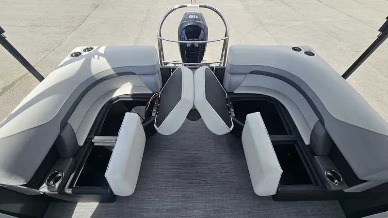 Slide: The Image of Lowe SS 210 WT 2025 - 22