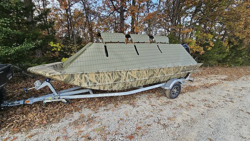 The Image of Lowe Roughneck 1760 2025 - 1