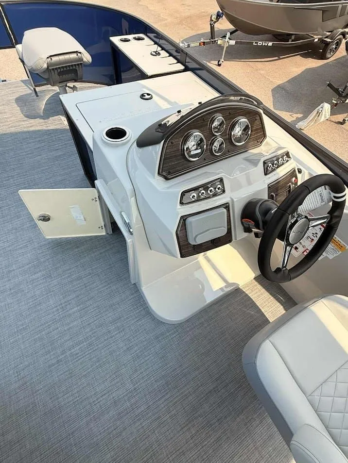 Slide: The Image of Lowe SF 214 Sport Fish 2026 - 10