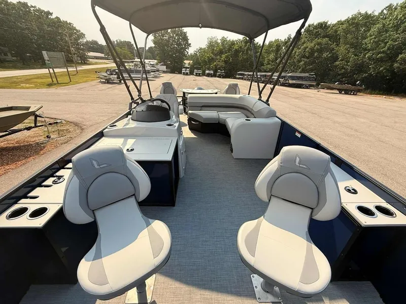 Slide: The Image of Lowe SF 214 Sport Fish 2026 - 15