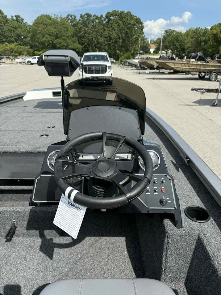 Slide: The Image of Lowe Stinger 195C 2026 - 12