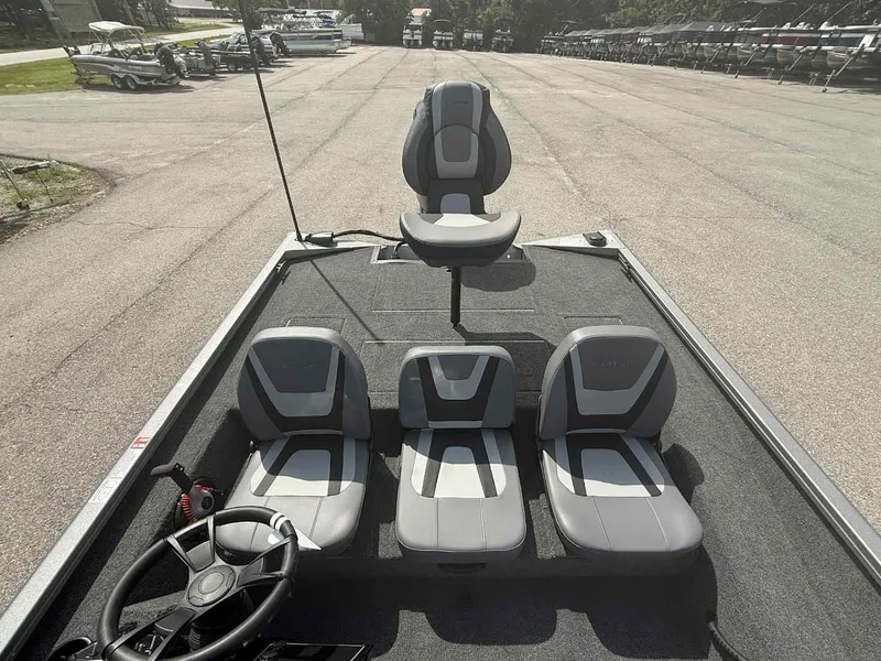 Slide: The Image of Lowe Stinger 195C 2026 - 13