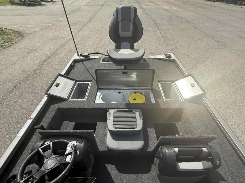 Slide: The Image of Lowe Stinger 195C 2026 - 14