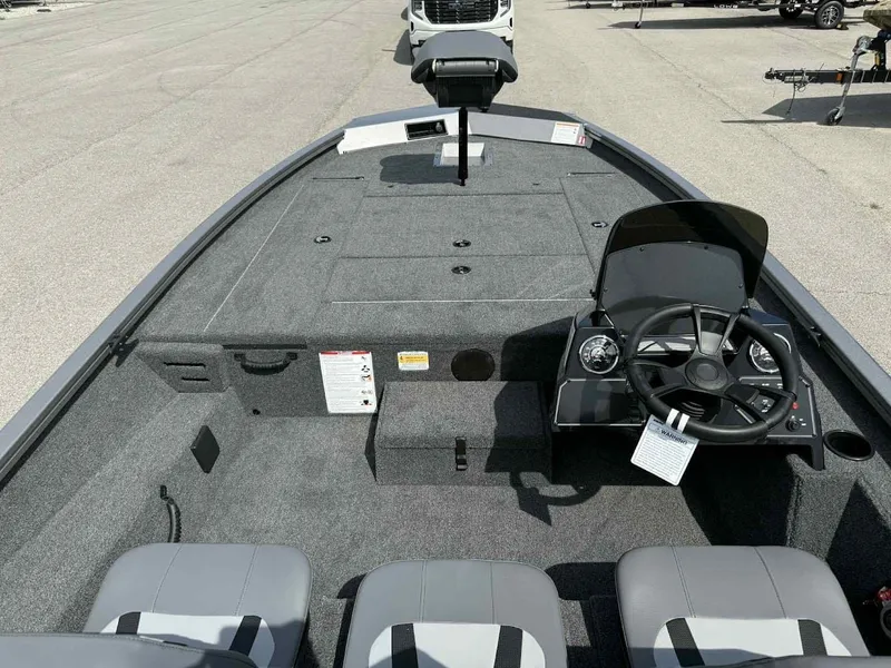 Slide: The Image of Lowe Stinger 195C 2026 - 15