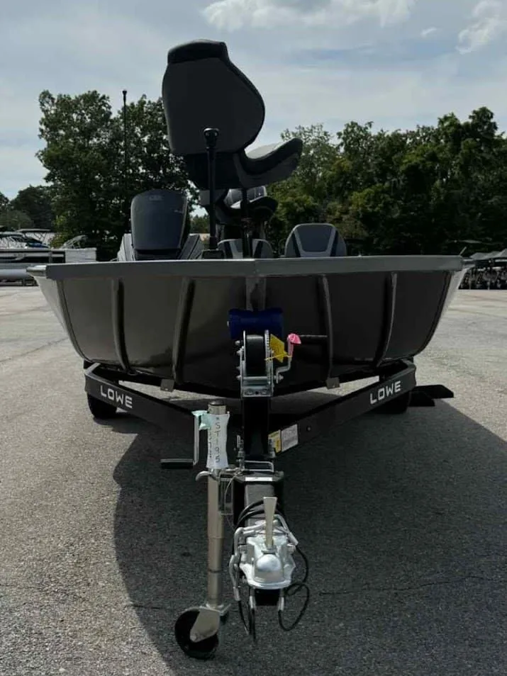 Slide: The Image of Lowe Stinger 195C 2026 - 8