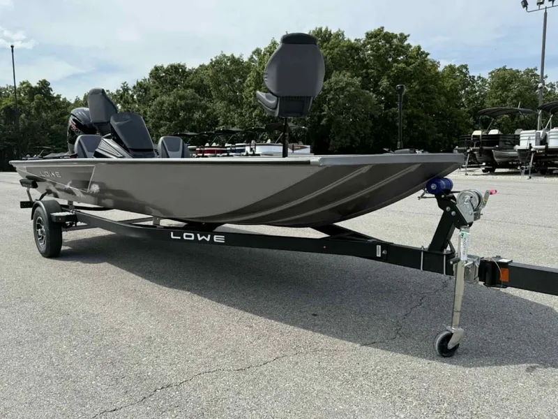 Slide: The Image of Lowe Stinger 195C 2026 - 9