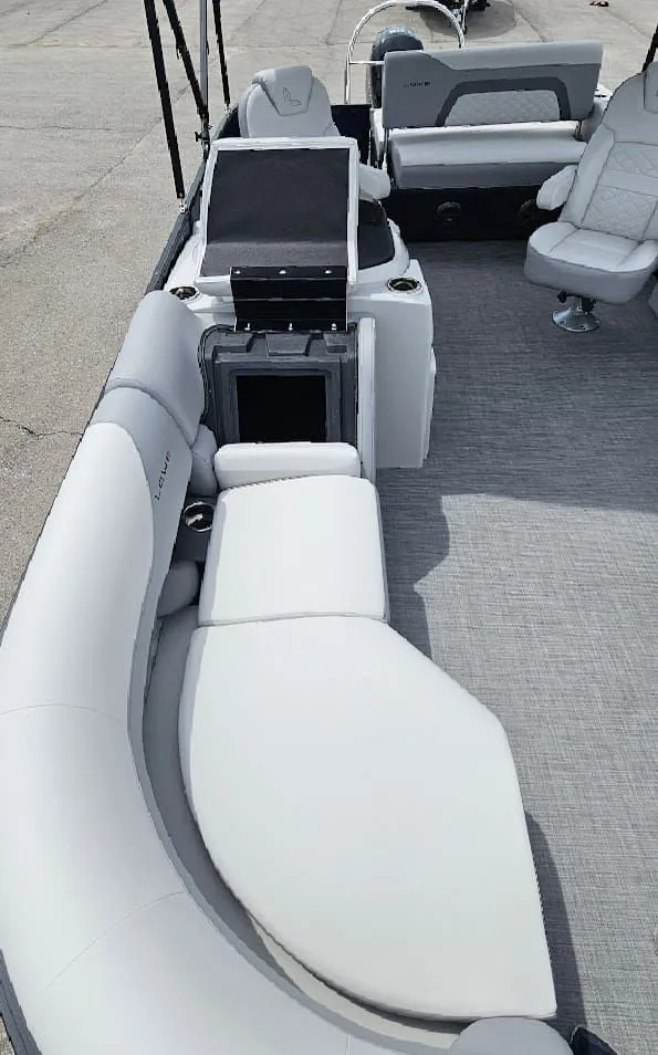 Slide: The Image of Lowe SS210 DH CL 2025 - 27