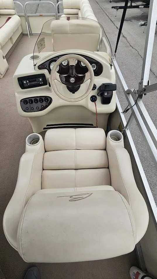 Slide: The Image of Interior of a 2000 Bennington 2050LX pontoon boat. - 12