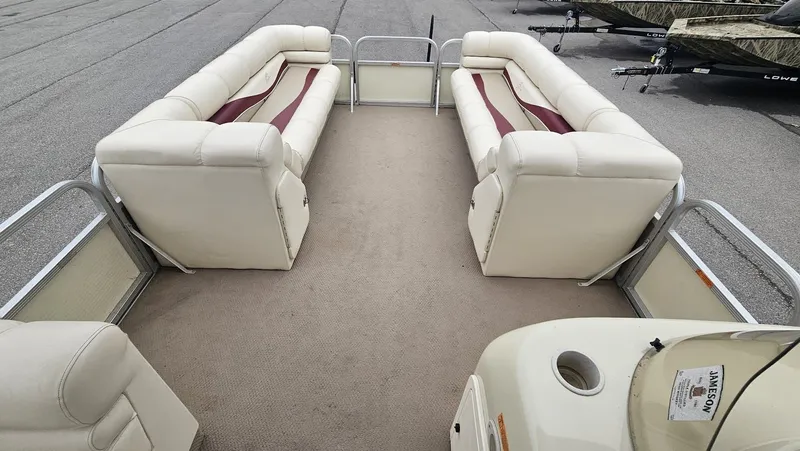 Slide: The Image of Interior of a 2000 Bennington 2050LX pontoon boat. - 18