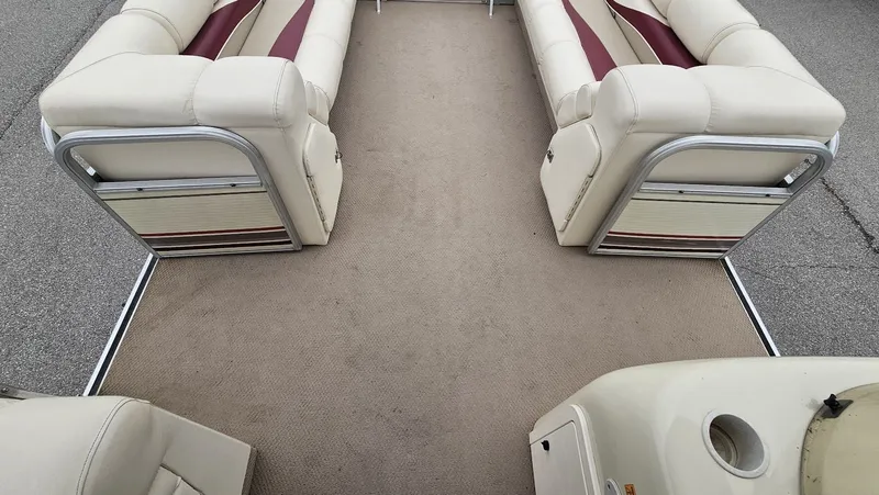 Slide: The Image of Interior of a 2000 Bennington 2050LX pontoon boat. - 19