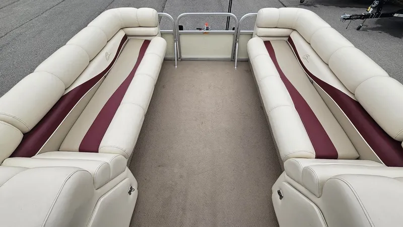 Slide: The Image of Interior of a 2000 Bennington 2050LX pontoon boat. - 20