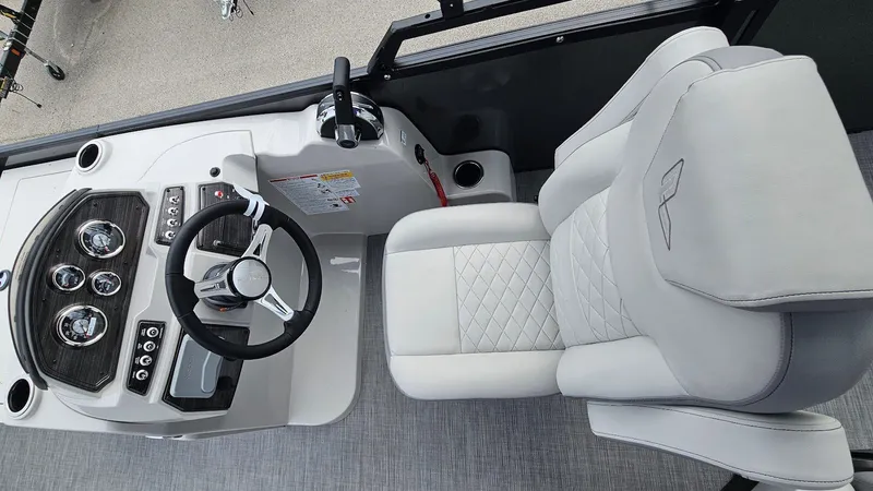 Slide: The Image of Lowe SF 214 Sport Fish 2026 - 16