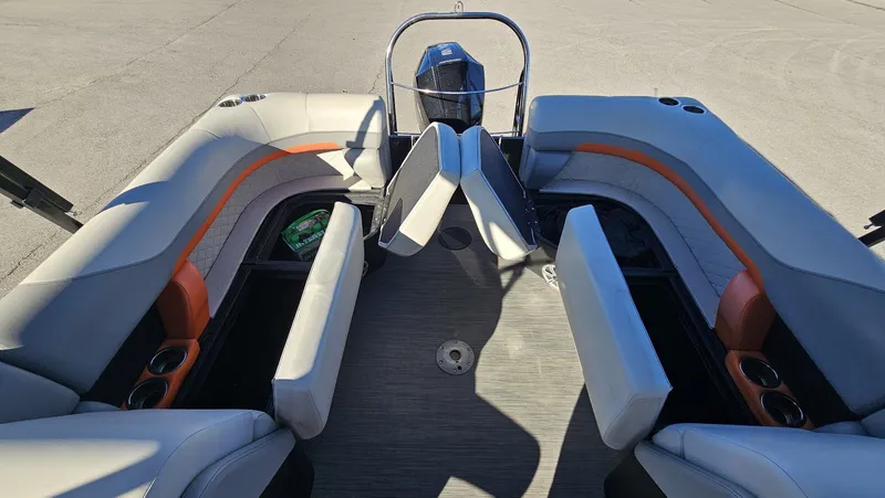 Slide: The Image of Lowe Ss 250 2023 - 18