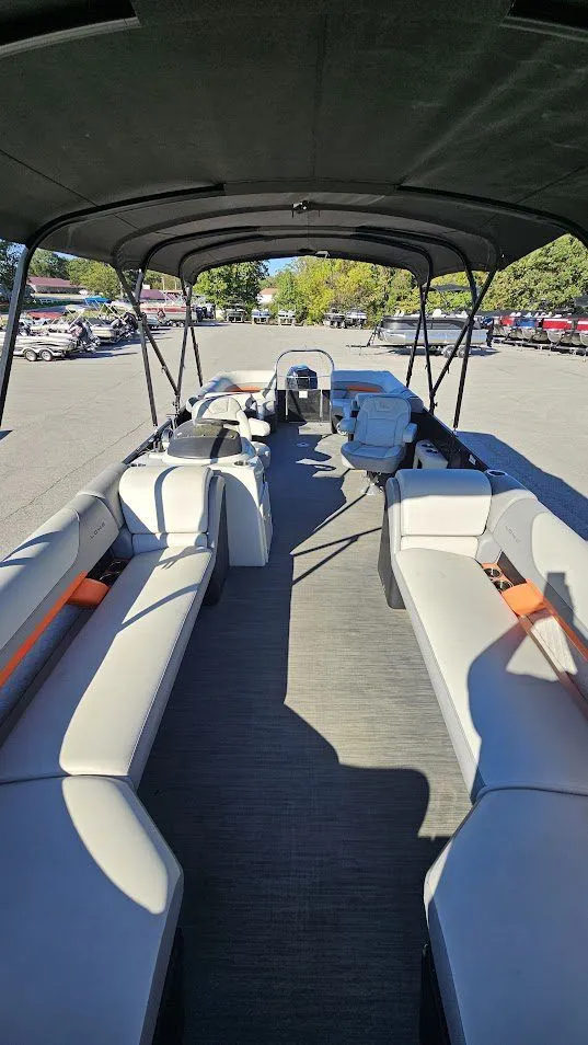 Slide: The Image of Lowe Ss 250 2023 - 27