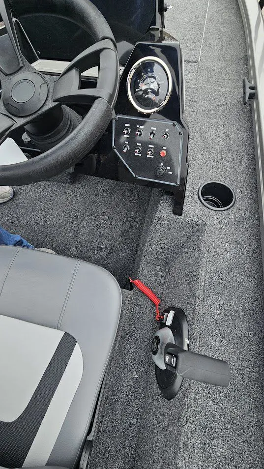 Slide: The Image of Lowe Stinger 195C 2026 - 15