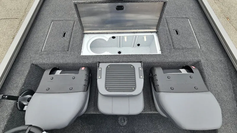 Slide: The Image of Lowe Stinger 195C 2026 - 17