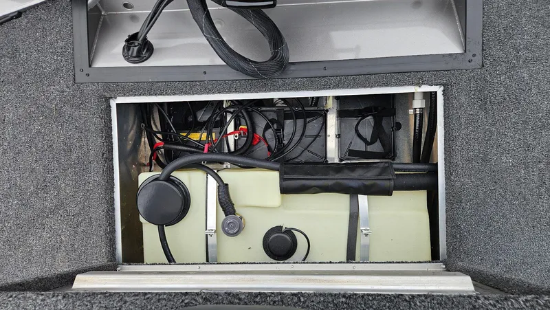 Slide: The Image of Lowe Stinger 195C 2026 - 19