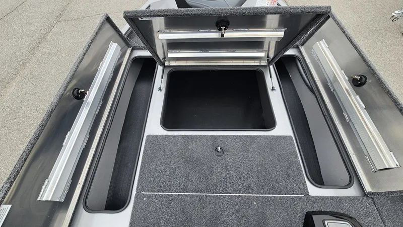 Slide: The Image of Lowe Stinger 195C 2026 - 24