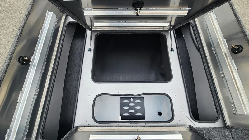 Slide: The Image of Lowe Stinger 195C 2026 - 25