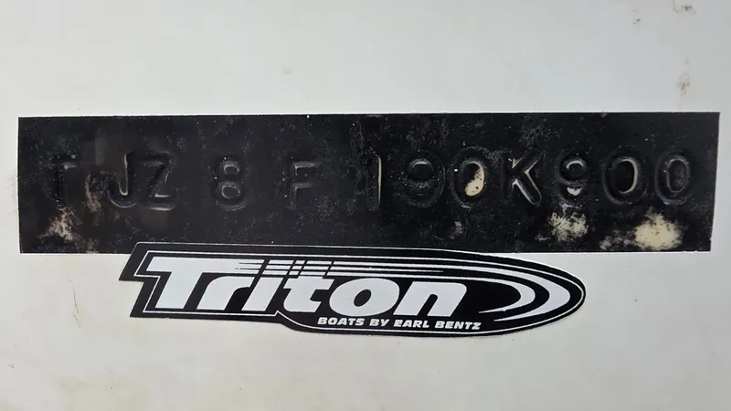 Slide: The Image of Triton 18 Sf 2000 - 3