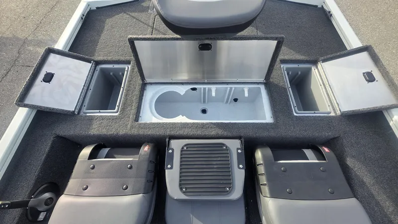 Slide: The Image of Lowe Stinger 195C 2026 - 16