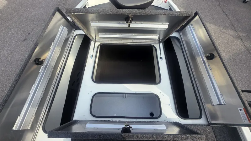 Slide: The Image of Lowe Stinger 195C 2026 - 17