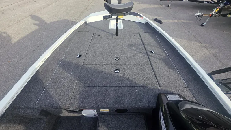 Slide: The Image of Lowe Stinger 195C 2026 - 18