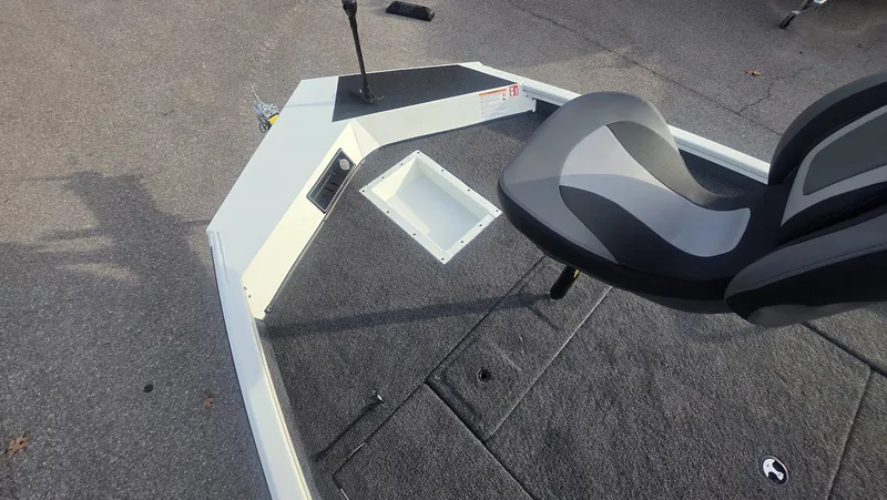 Slide: The Image of Lowe Stinger 195C 2026 - 19