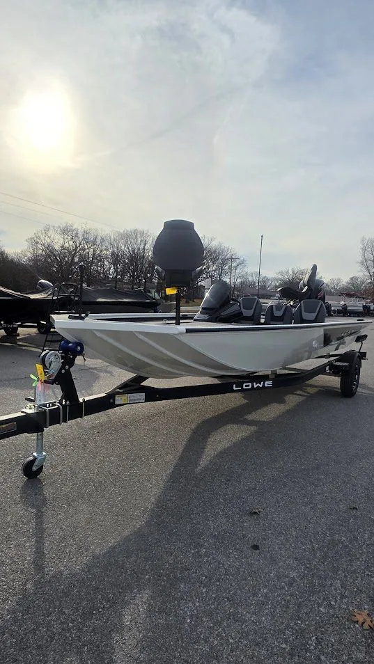 Slide: The Image of Lowe Stinger 195C 2026 - 9