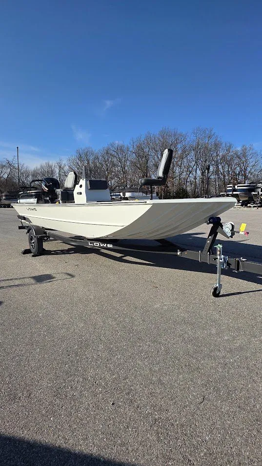 Slide: The Image of Lowe Roughneck 2070 Cc 2026 - 12