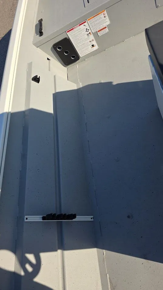 Slide: The Image of Lowe Roughneck 2070 Cc 2026 - 24