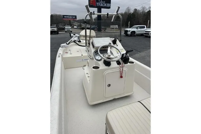 Slide: The Image of 2014 Carolina Skiff JV Series 17 SS/TH/CC boat with central console and steering wheel. - 3