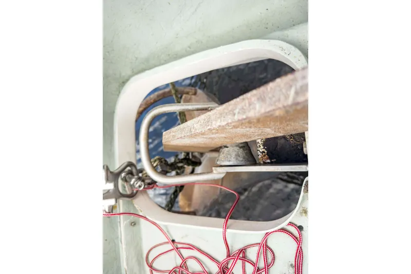 Slide: The Image of Anchor chain and ropes on a 2002 Leopard 42 boat deck. - 66