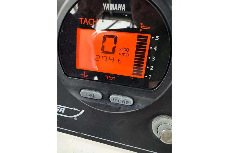 Slide: The Image of Yamaha tachometer display on 1999 Boston Whaler 21 Outrage, showing 274 hours. - 5