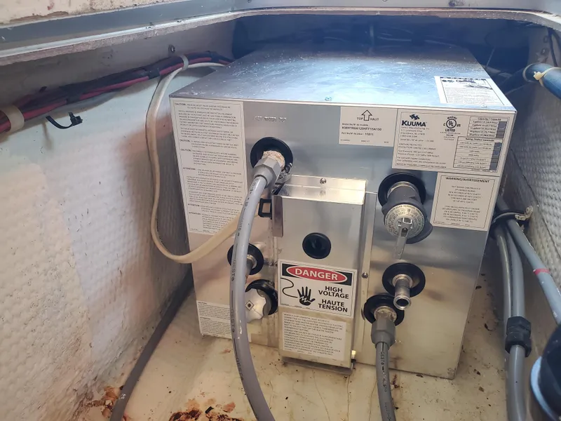 Slide: The Image of High voltage electrical unit in a 1991 Wellcraft 3300 Sport Bridge boat. - 33