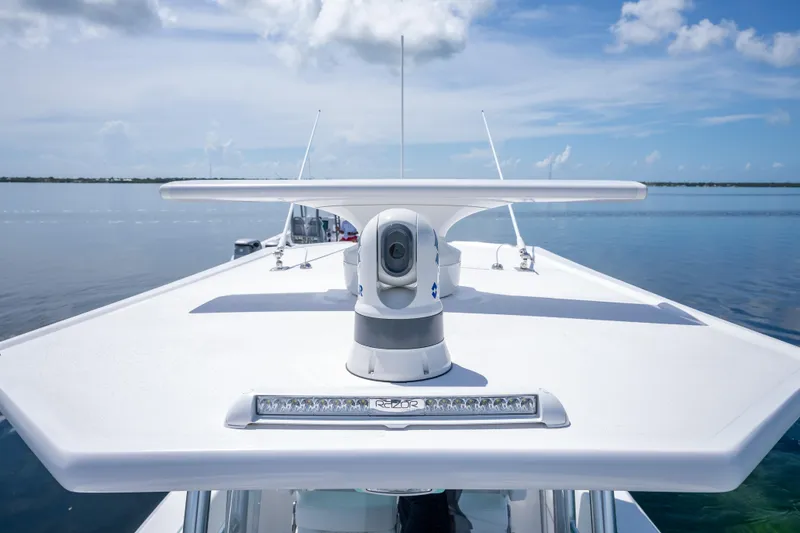 Slide: The Image of 2024 Dynamic D-305V boat radar system on calm water under blue sky. - 20