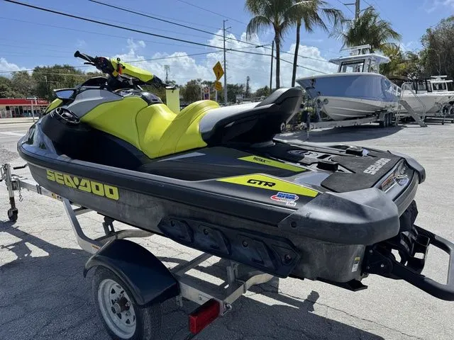 Slide: The Image of Sea-Doo GTR 230 2021 - 6