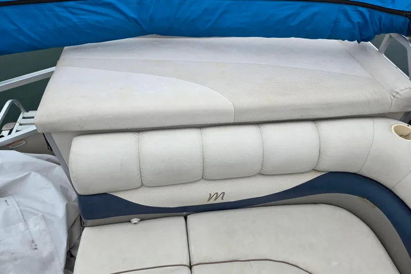 Slide: The Image of 2005 Manitou 20 Oasis boat seating with blue cover and white upholstery. - 14