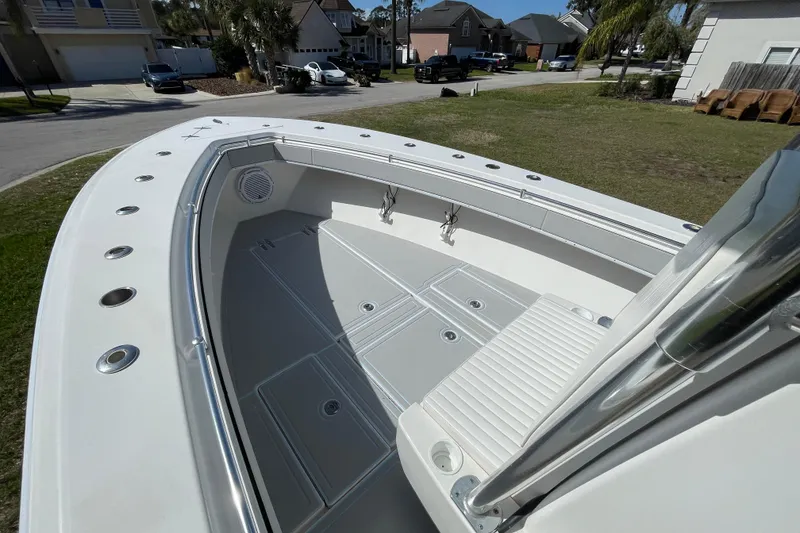 Slide: The Image of 2008 Contender 27 Tournament boat with Simrad radar, viewed from above. - 15