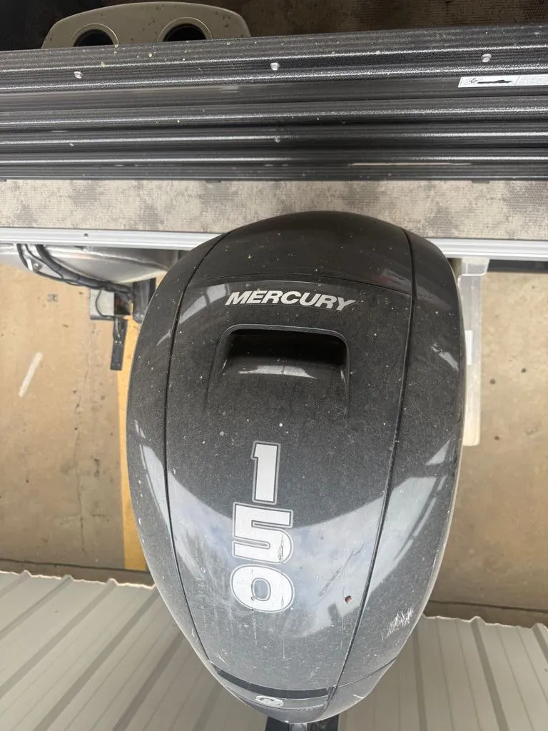 Slide: The Image of Crest Tritoon 2022 - 10