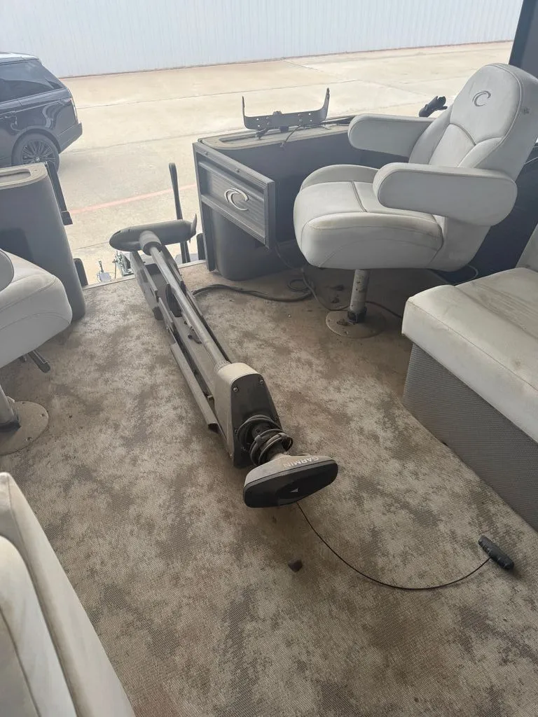 Slide: The Image of Crest Tritoon 2022 - 2