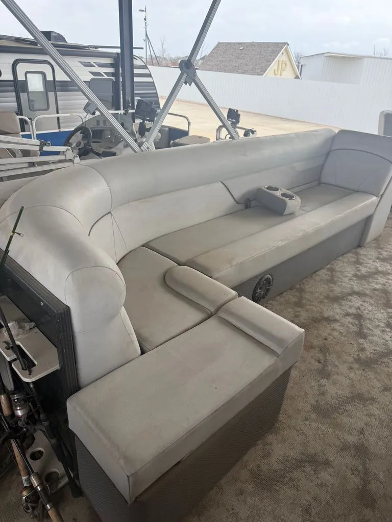 Slide: The Image of Crest Tritoon 2022 - 5