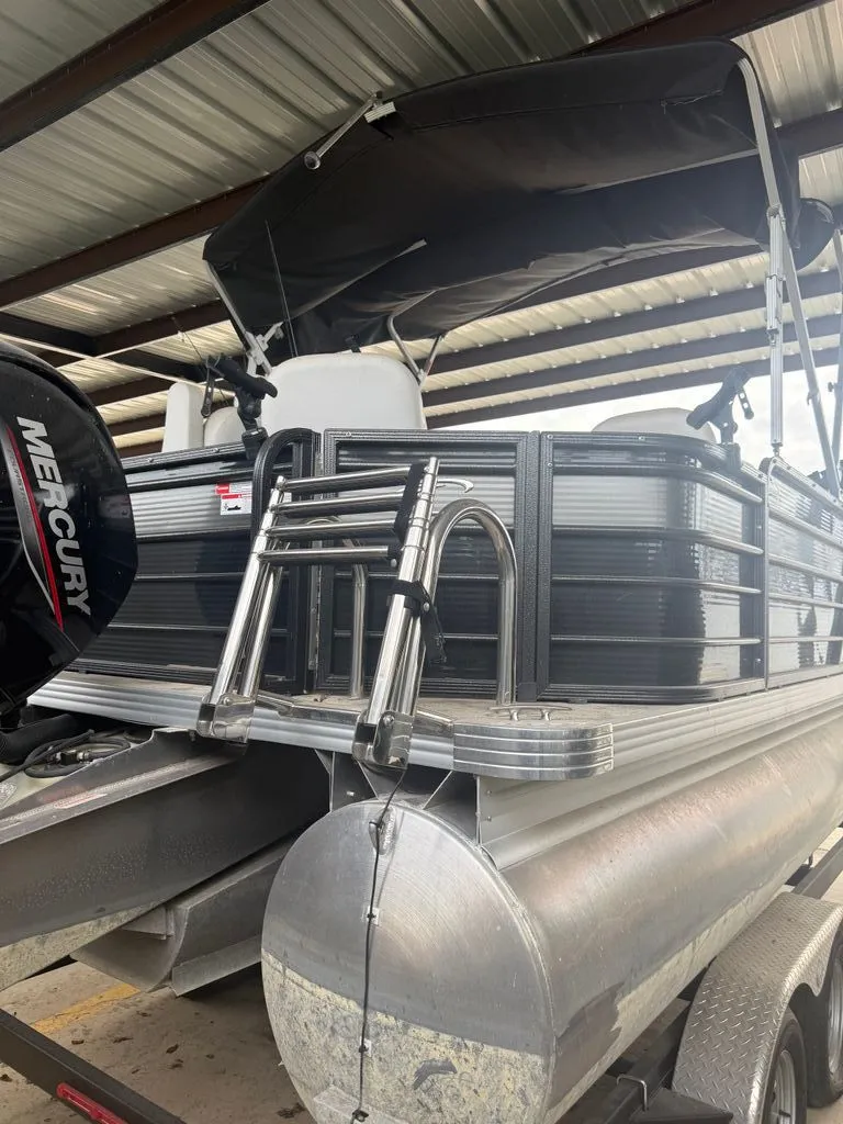 Slide: The Image of Crest Tritoon 2022 - 7