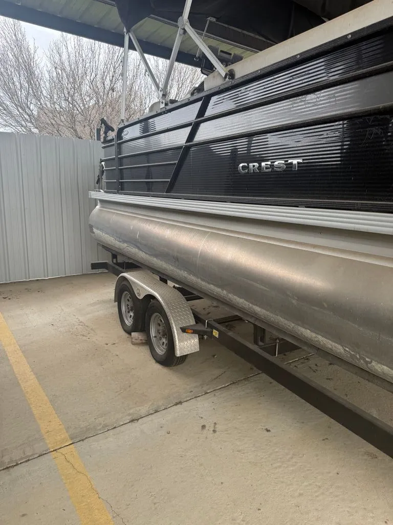 Slide: The Image of Crest Tritoon 2022 - 8